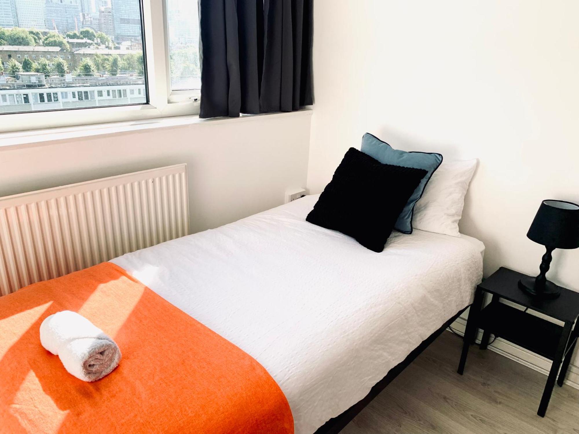 Poplar - Sleep 4-5 - Ideal For Business Travellers & Contractors - Near Canary Wharf And Dlr Station - Parking Tickets Available On Request Appartement Londen