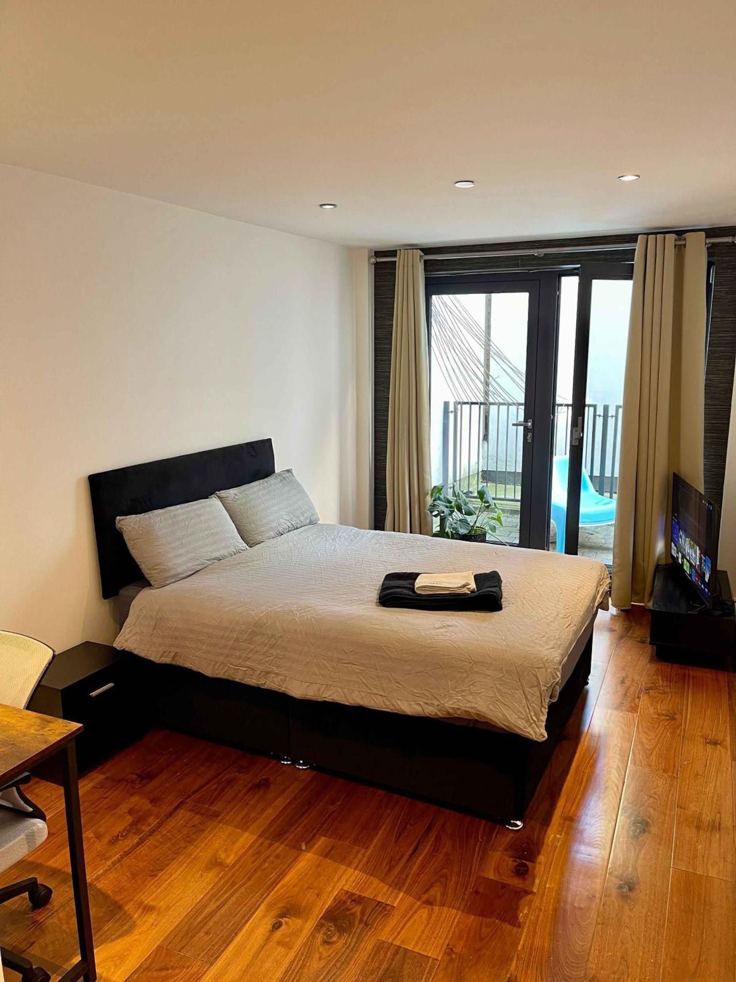 1 Bedrooom Flat Located Angel Zone 1 *