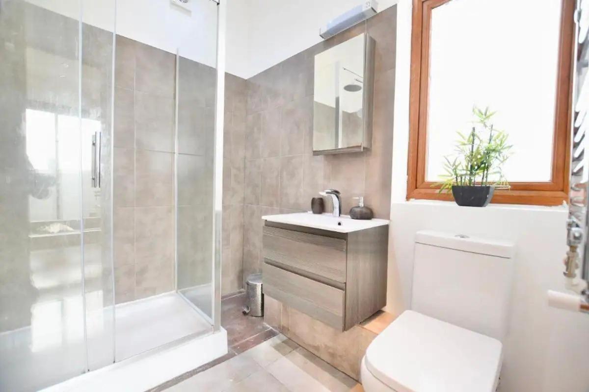 Apartment Luxury Near Canning Town- Free Parking London