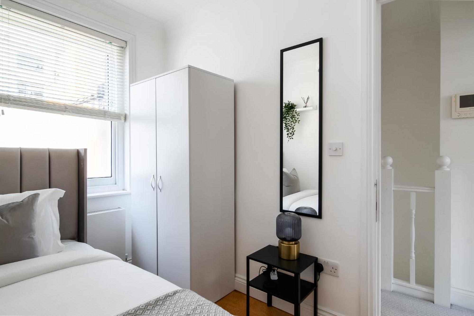 4br 2ba House By Livestay Short Lets & Serviced Near Oxford Circus With 2 Private Patios Casa de férias Londres