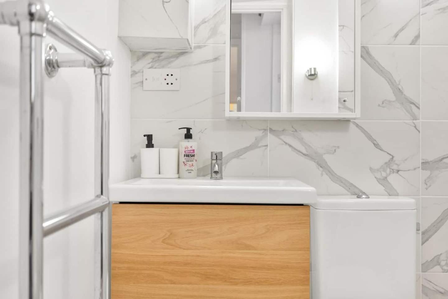 Apartamento 3 Bedroom 2 Bathroom Victorian Flat In Kensington Londres