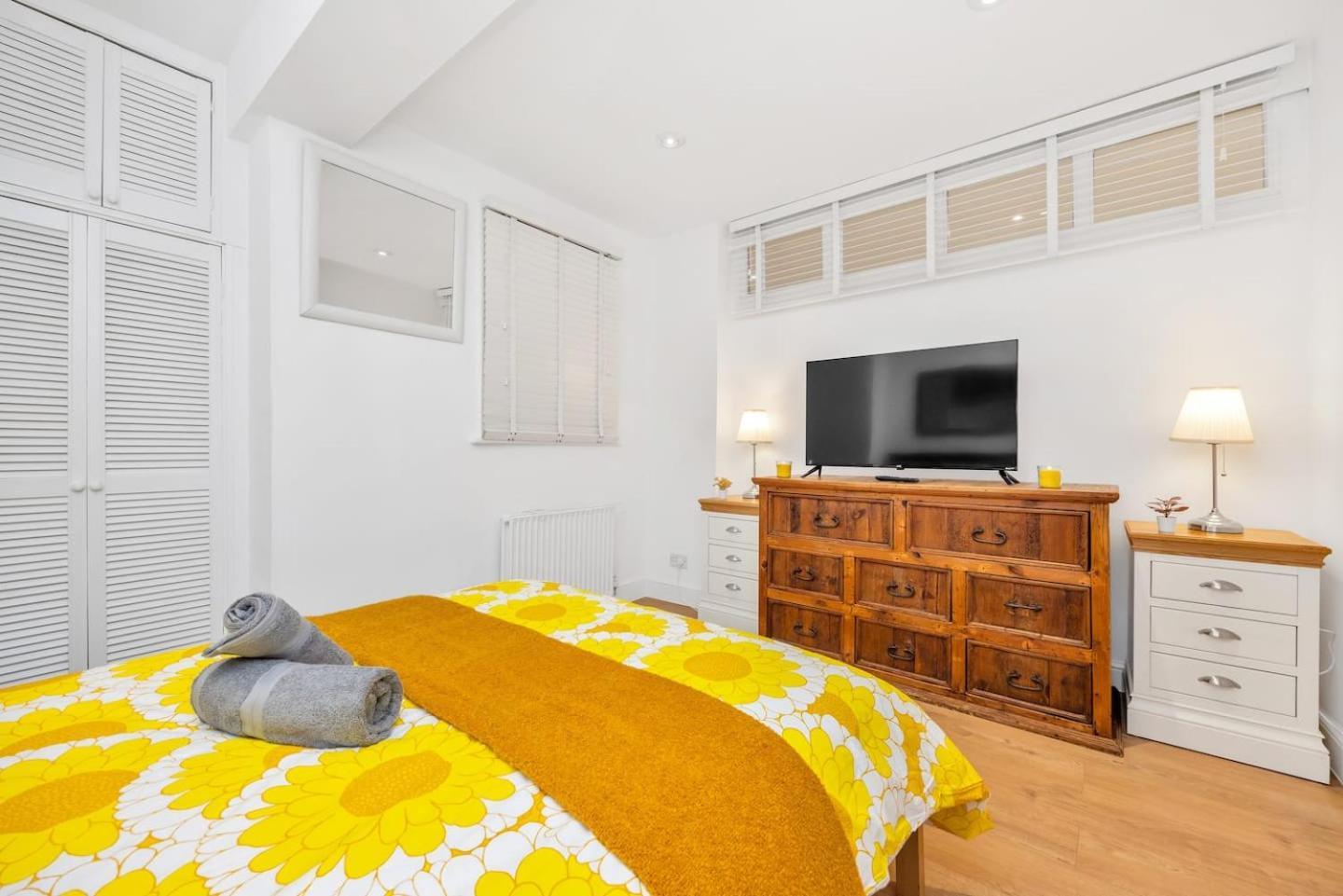 Apartamento 3 Bedroom 2 Bathroom Victorian Flat In Kensington Londres