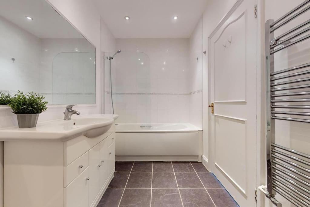 Prime Location Prince's Gate Mews 4bd 3 Bath Holiday home London