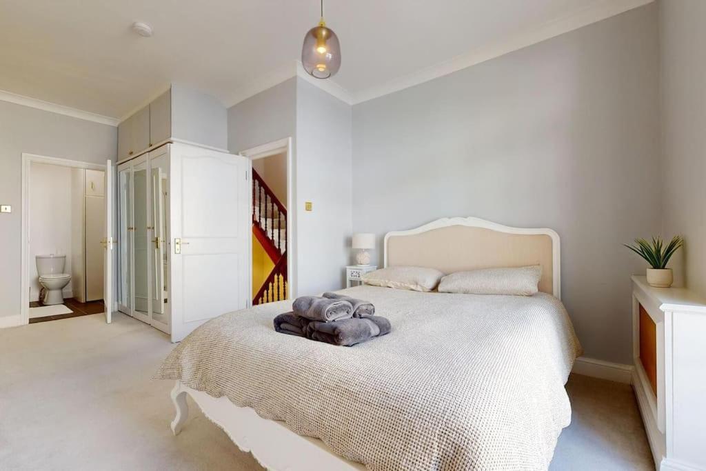 Prime Location Prince's Gate Mews 4bd 3 Bath Holiday home *