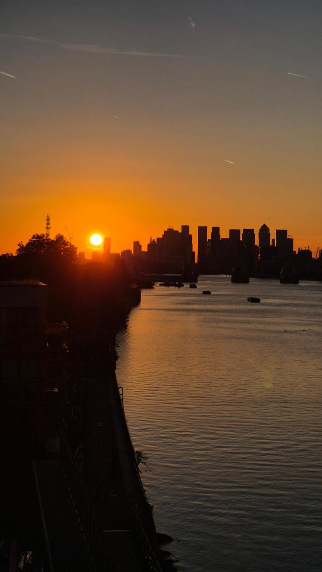 Apartamento Stunning 2 Bedroom Riverside Londres
