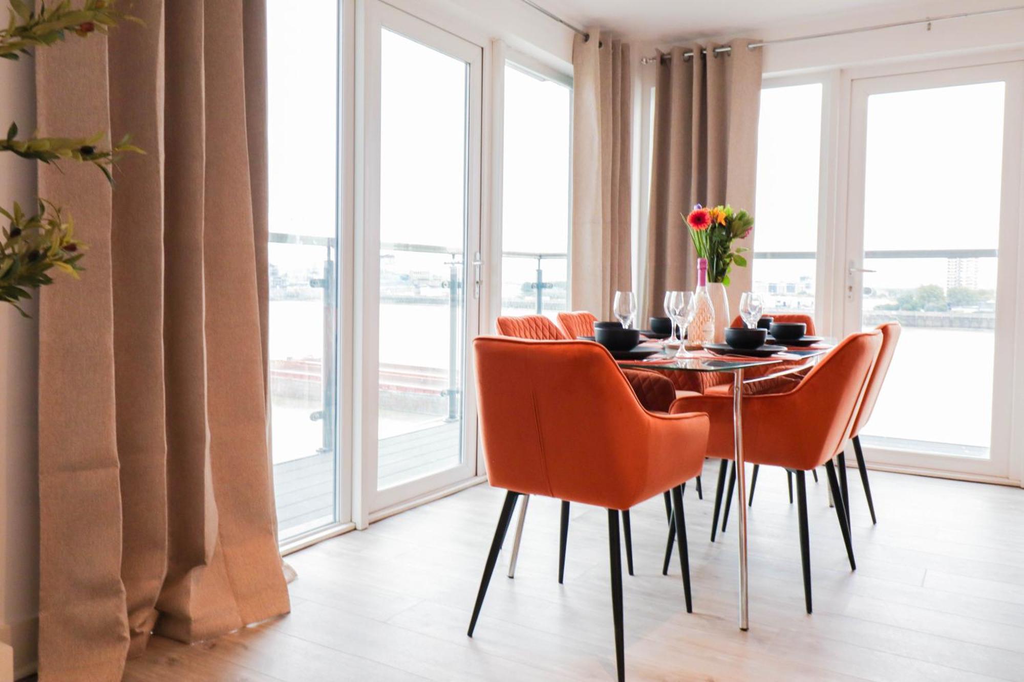 Stunning 2 Bedroom Riverside