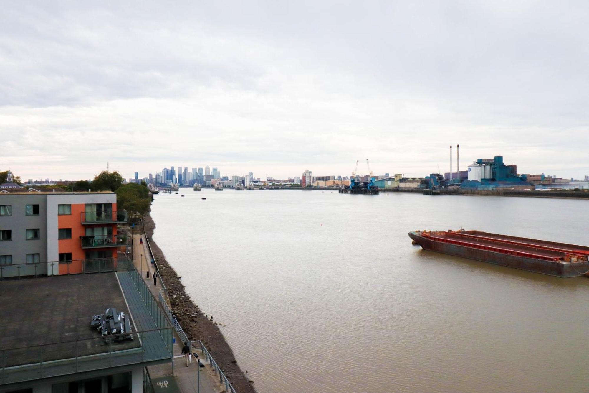 Stunning 2 Bedroom Riverside Apartamento