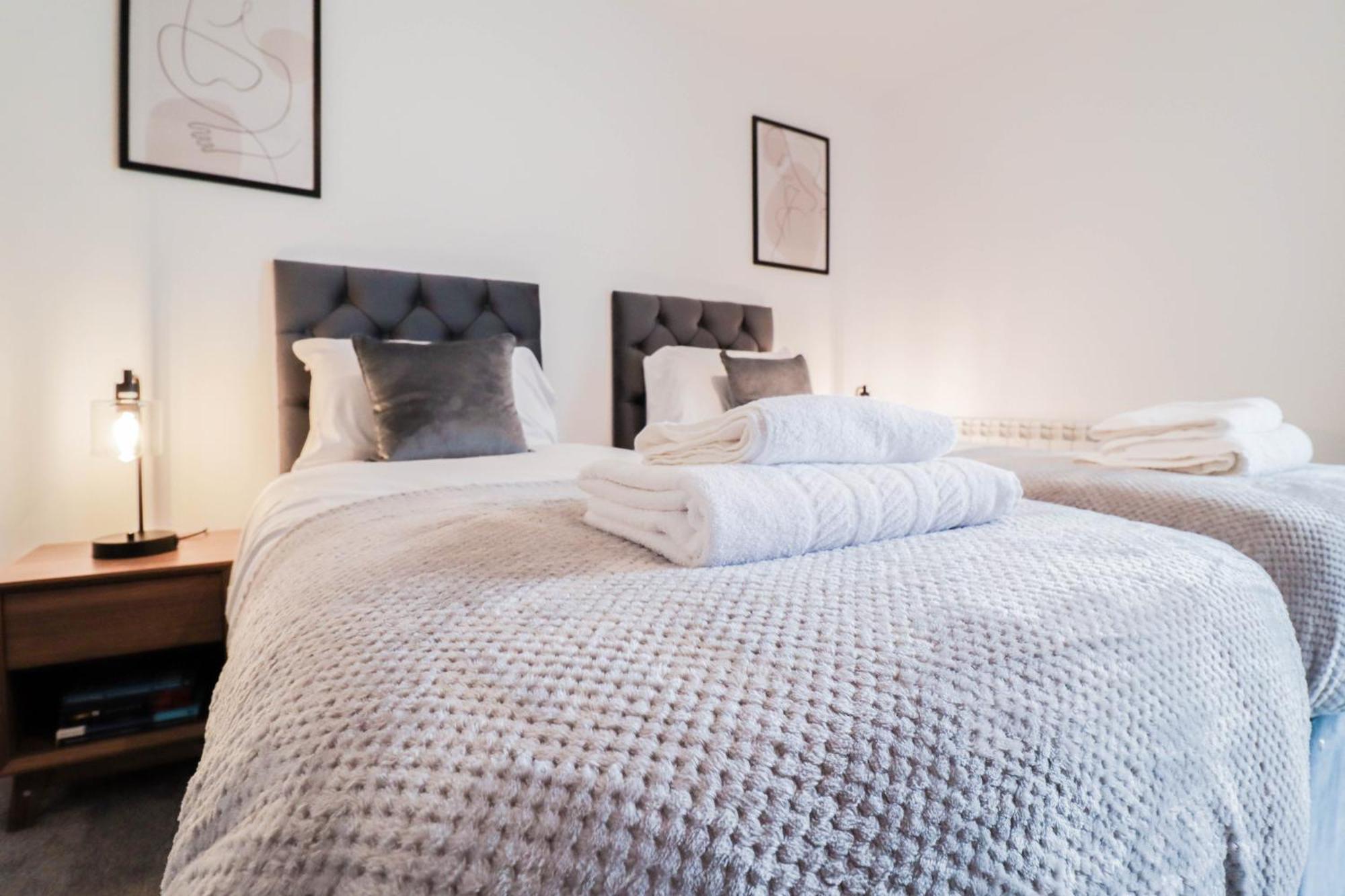 Stunning 2 Bedroom Riverside *