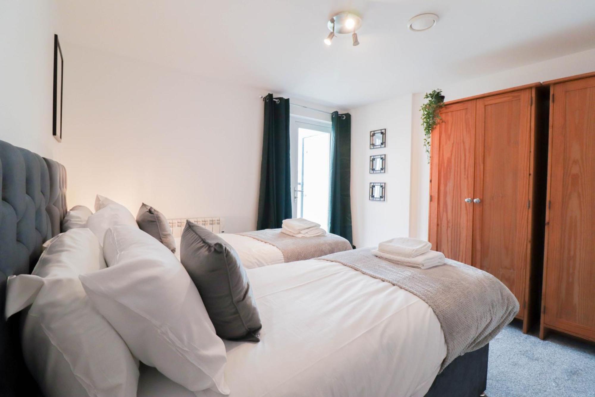 Stunning 2 Bedroom Riverside