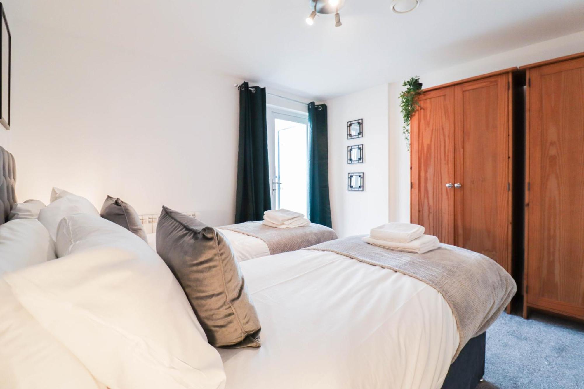 Stunning 2 Bedroom Riverside *