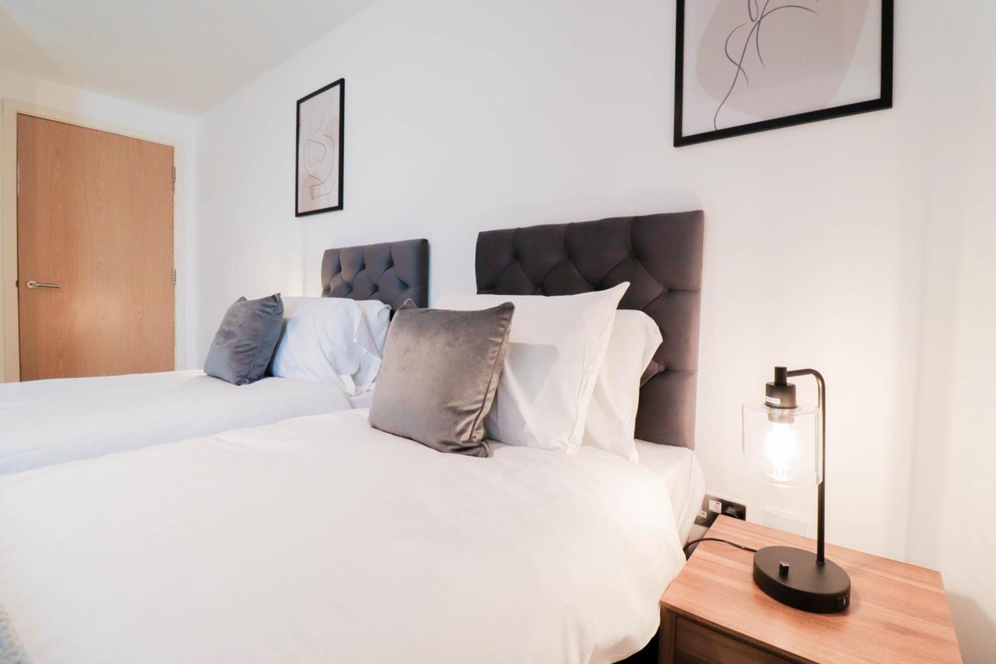 Stunning 2 Bedroom Riverside Apartamento *