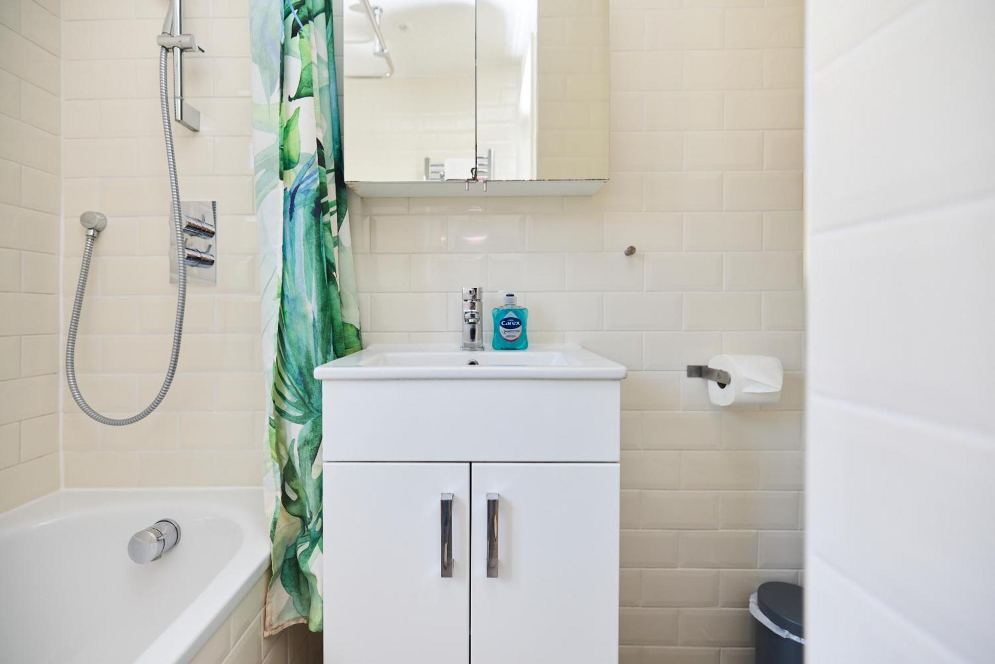 The Brunswick Retreat - Warm 3bdr Flat With Balcony Appartement Londen
