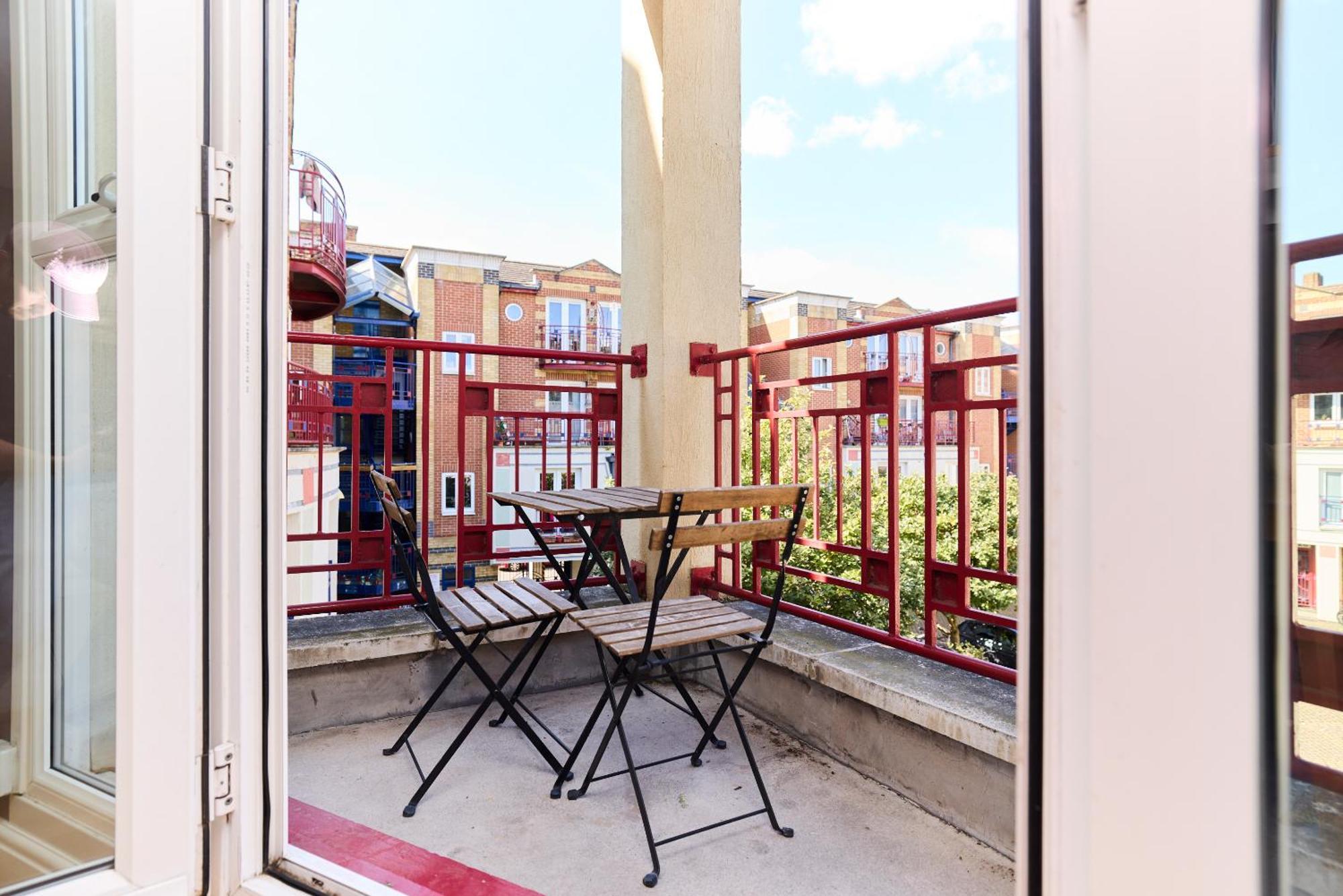 The Brunswick Retreat - Warm 3bdr Flat With Balcony Londen