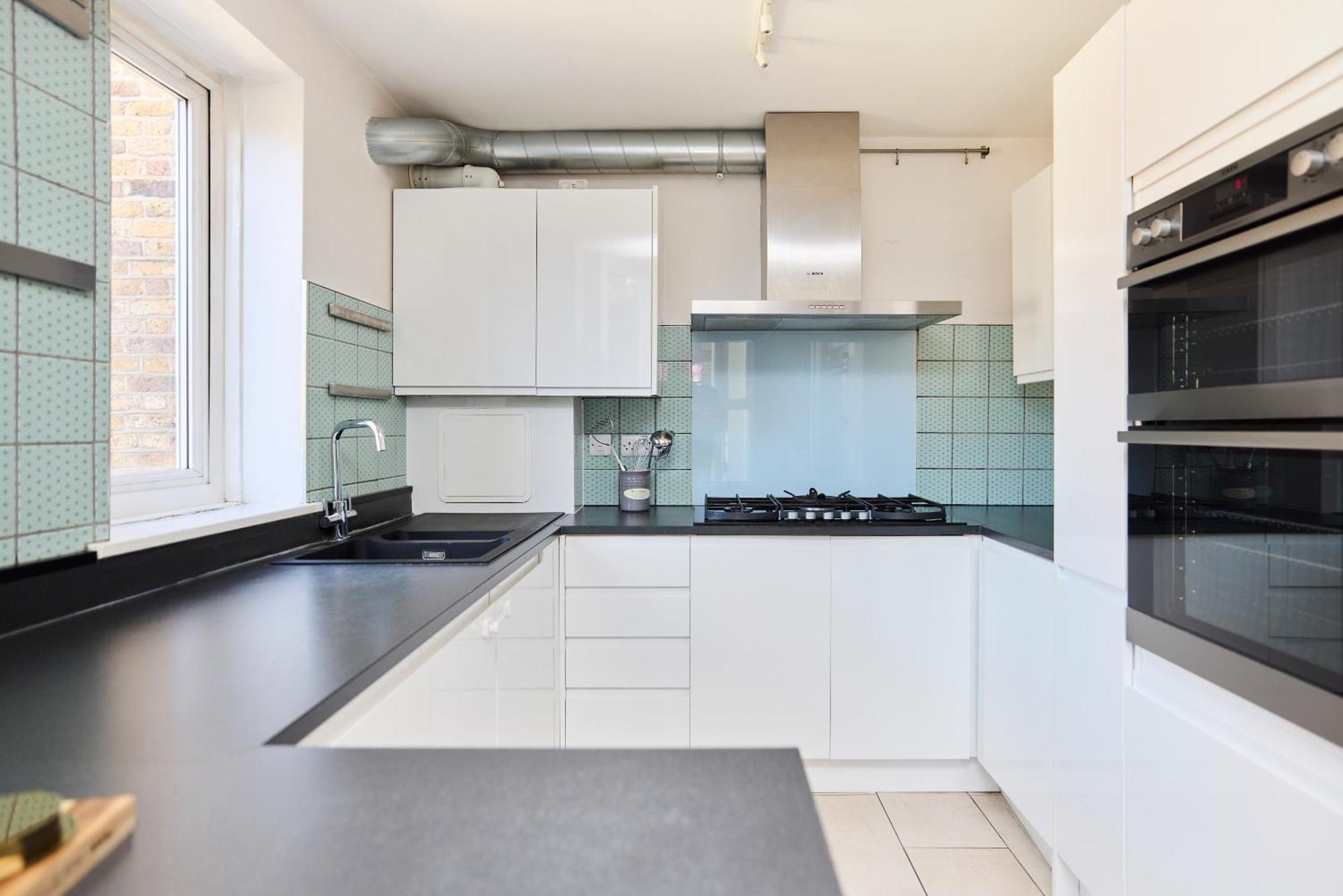The Brunswick Retreat - Warm 3bdr Flat With Balcony *