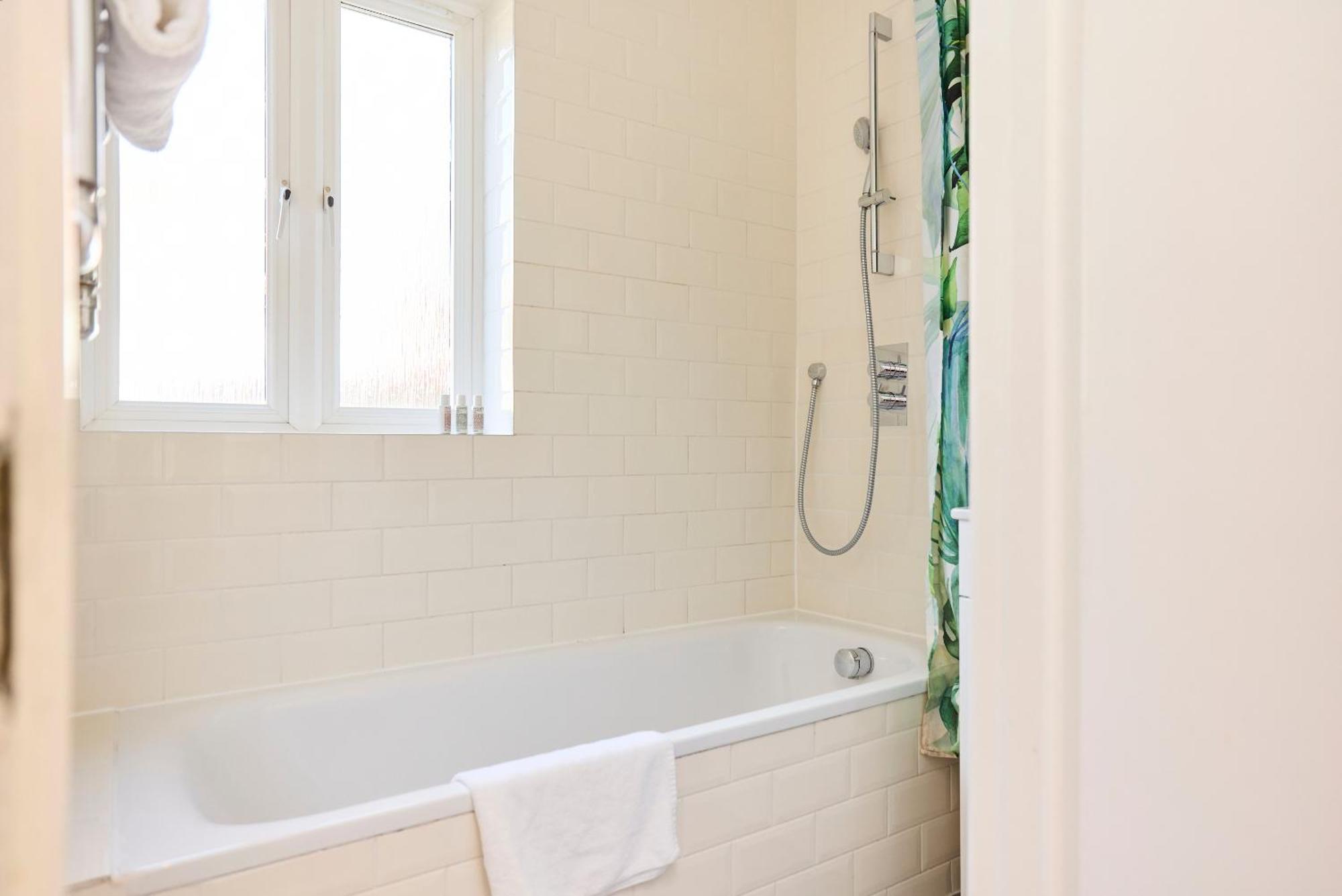 The Brunswick Retreat - Warm 3bdr Flat With Balcony * Londen
