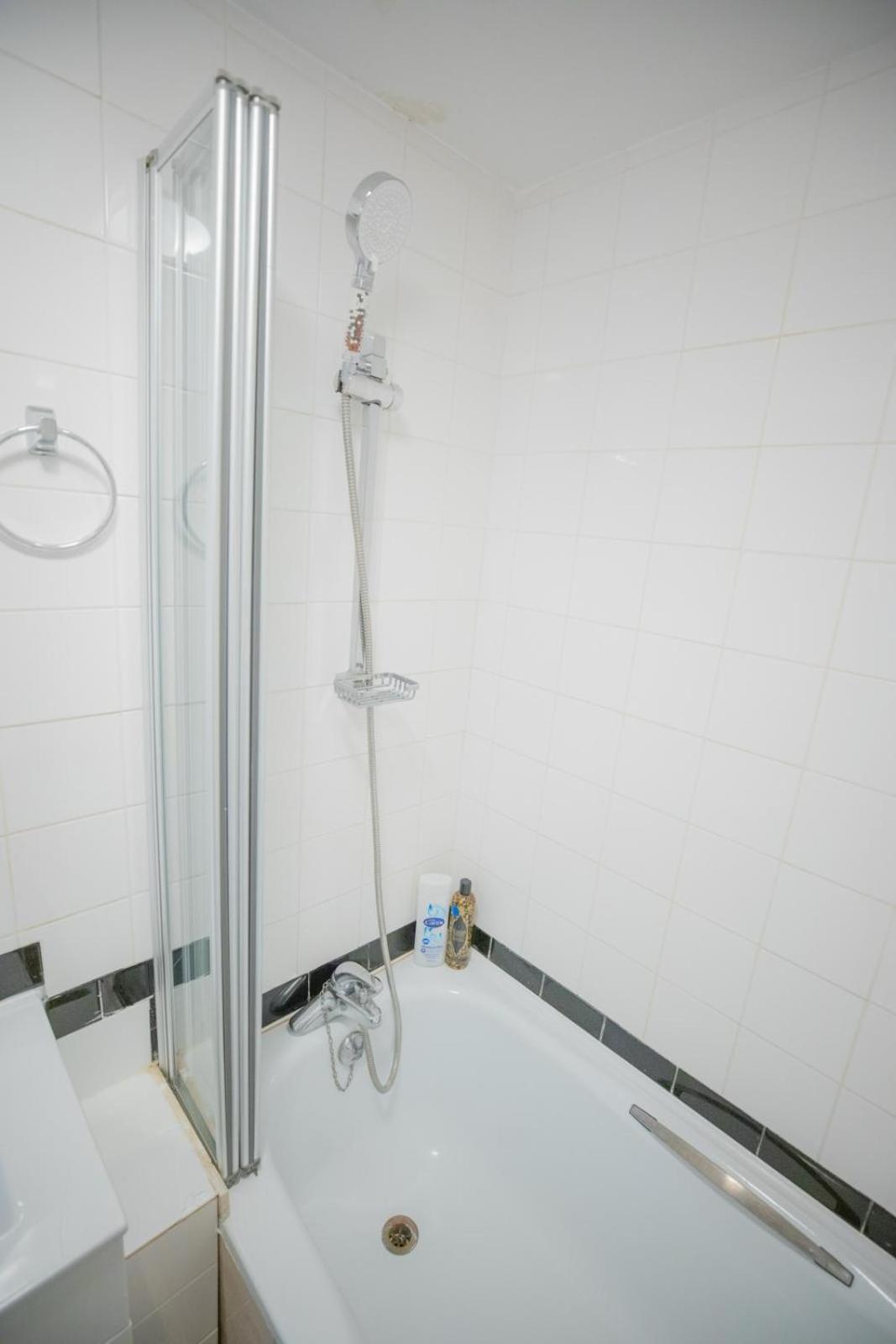 Cozy Two Bedroom At Chelsea Cloisters Apartment