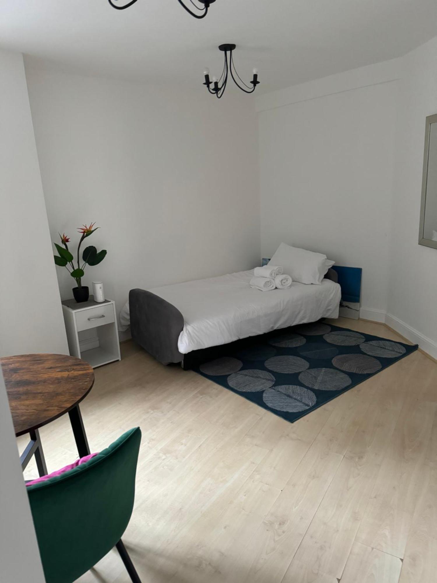 Apartment Cozy Two Bedroom At Chelsea Cloisters *