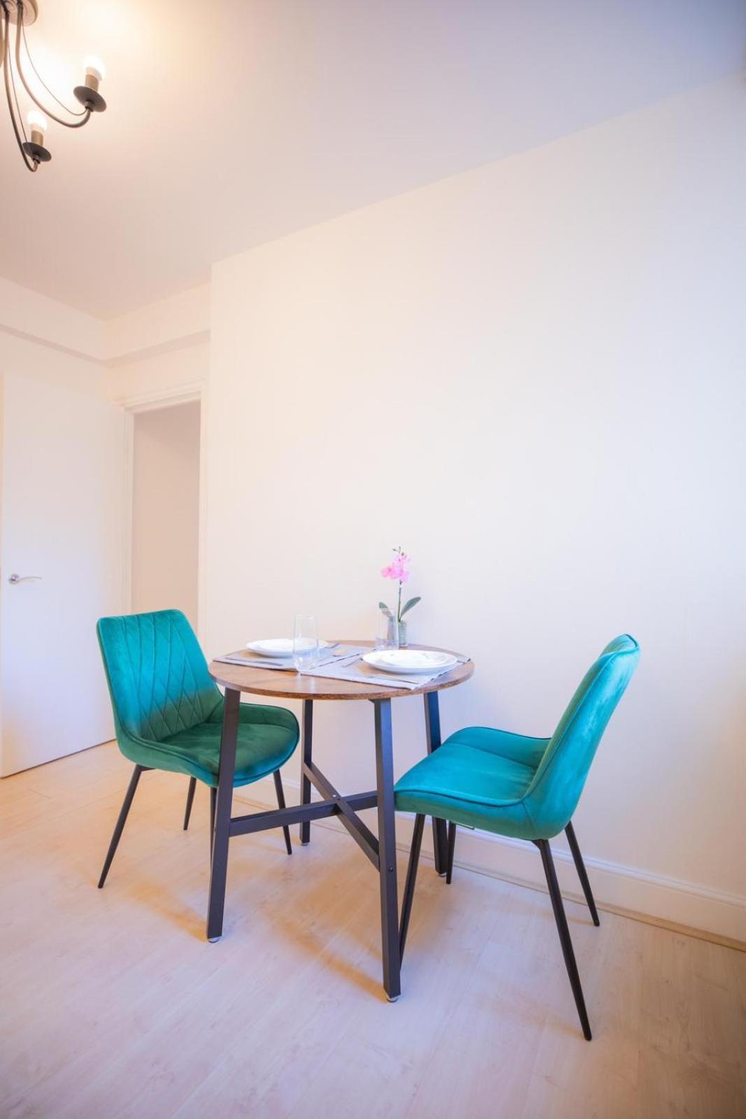 Cozy Two Bedroom At Chelsea Cloisters Apartment London