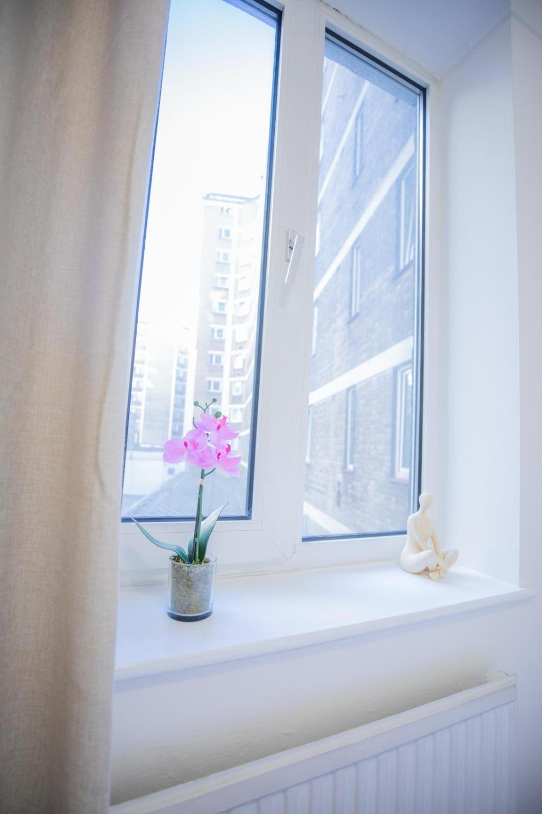 Cozy Two Bedroom At Chelsea Cloisters *