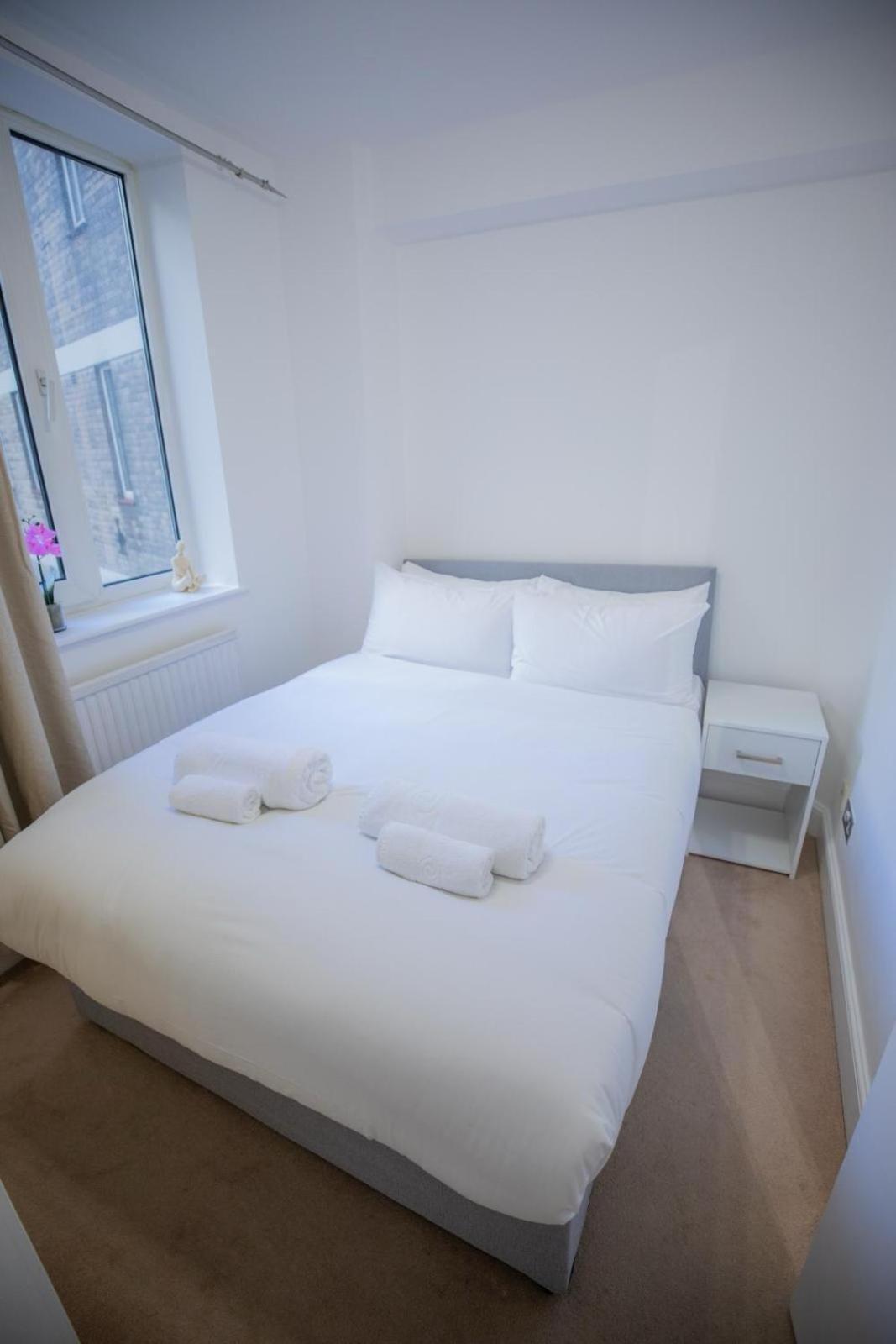 Cozy Two Bedroom At Chelsea Cloisters London