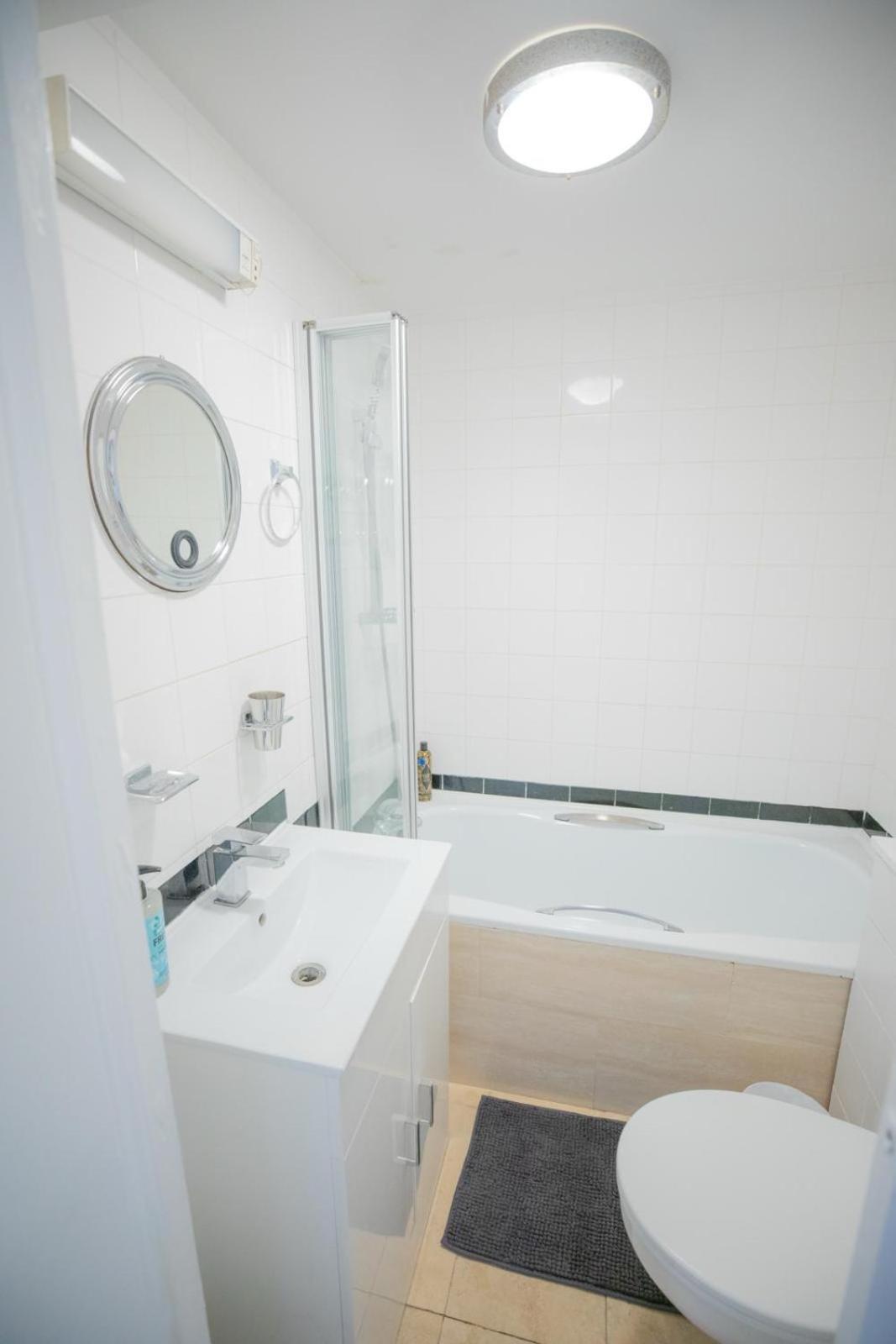 Cozy Two Bedroom At Chelsea Cloisters