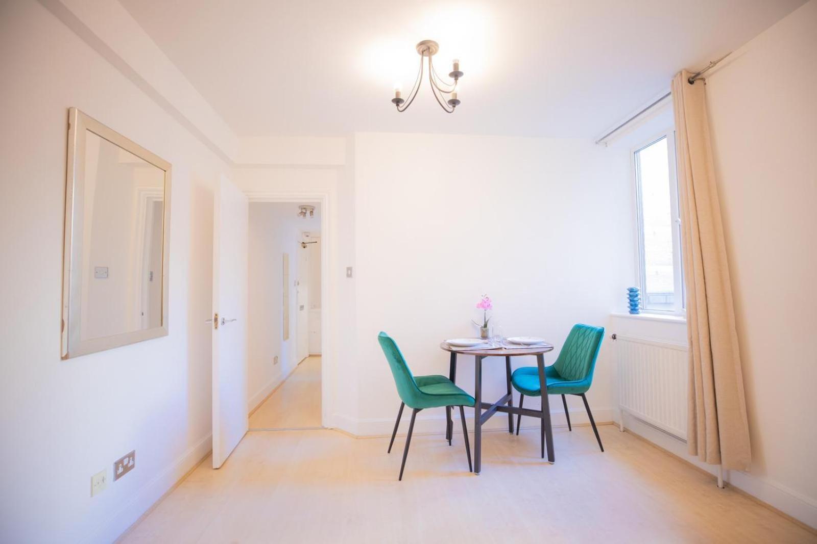Cozy Two Bedroom At Chelsea Cloisters Apartment London