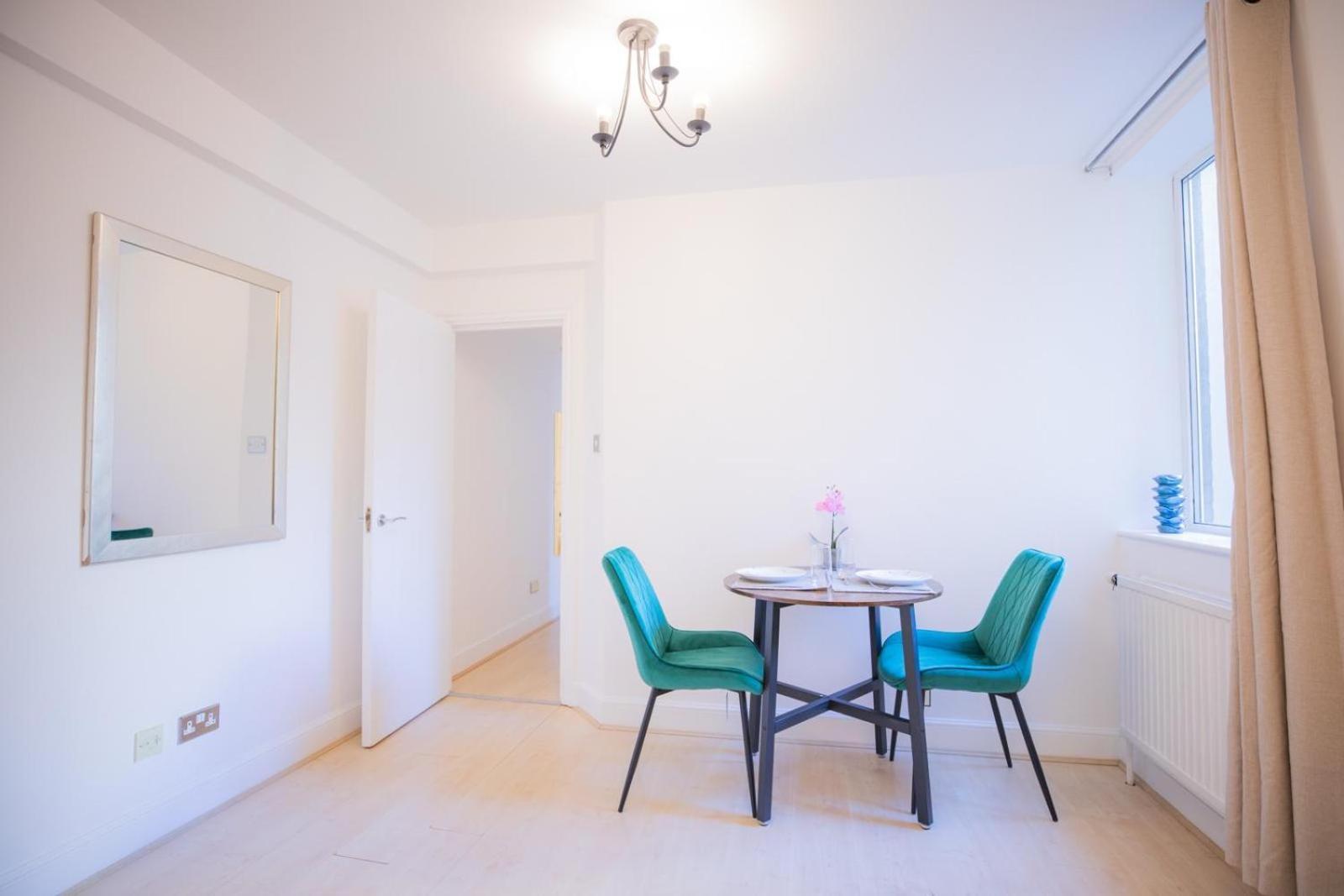 Cozy Two Bedroom At Chelsea Cloisters * London