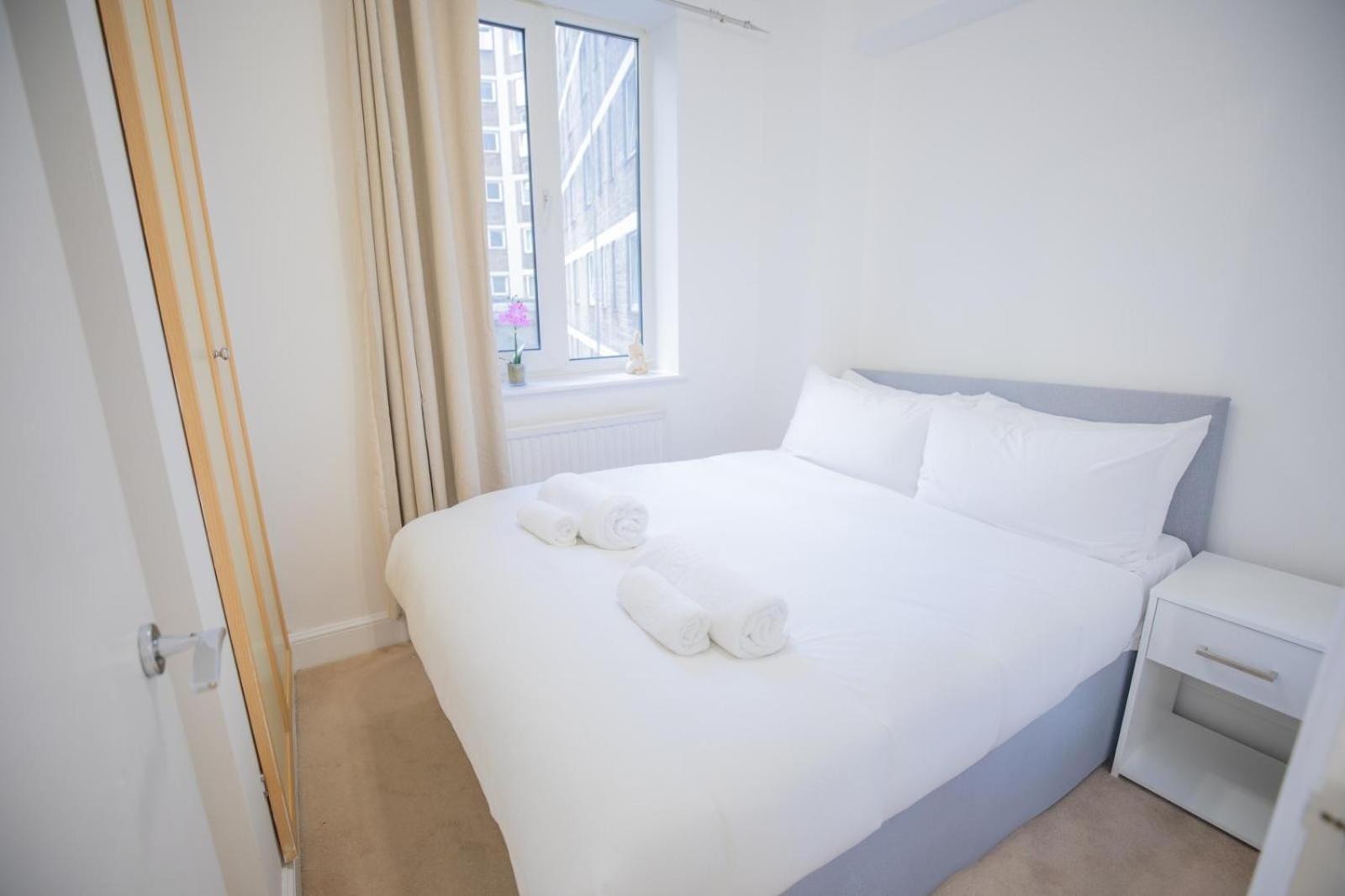 Apartment Cozy Two Bedroom At Chelsea Cloisters