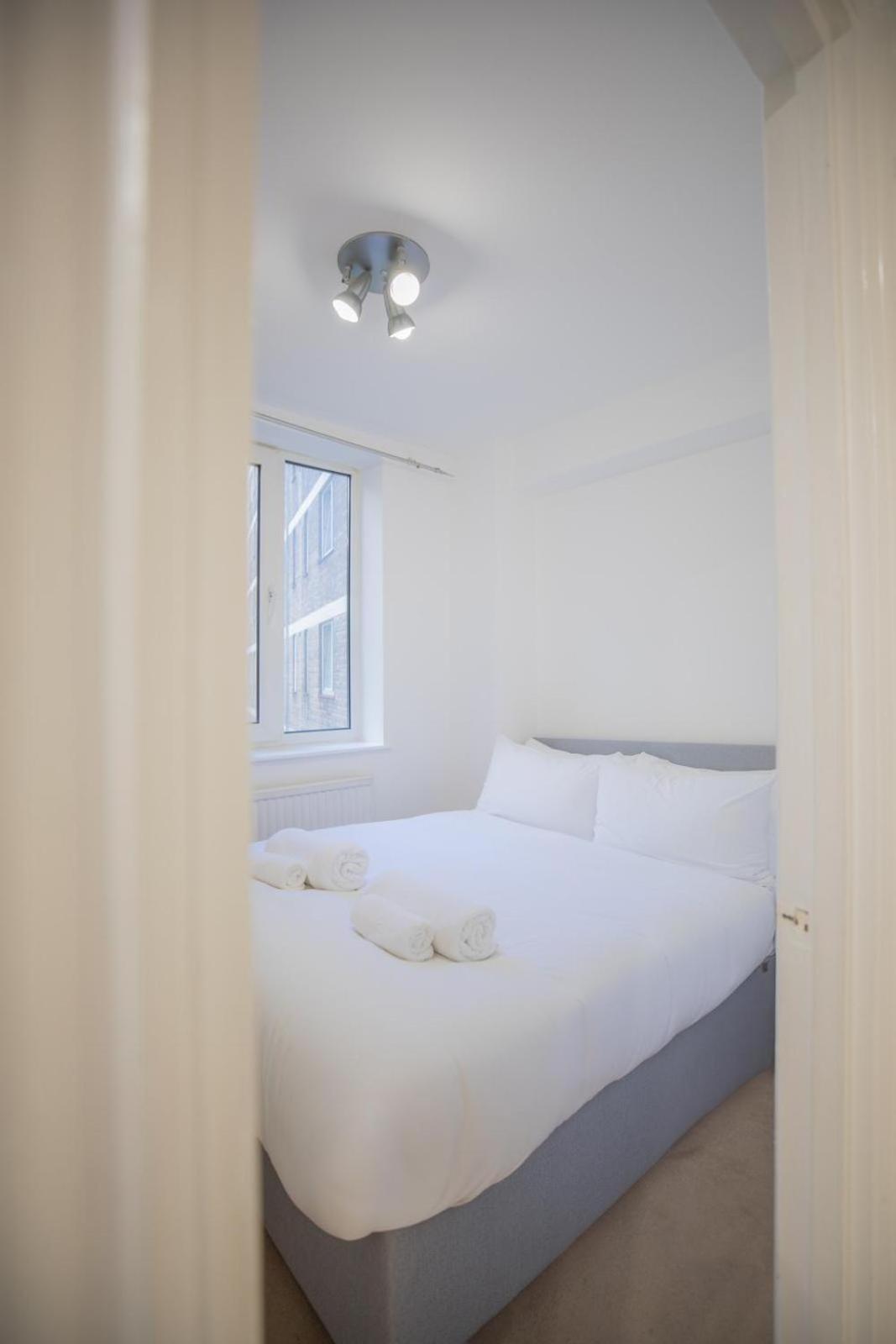 Cozy Two Bedroom At Chelsea Cloisters *