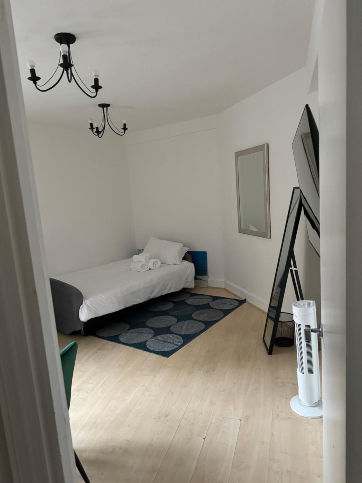 Cozy Two Bedroom At Chelsea Cloisters * London