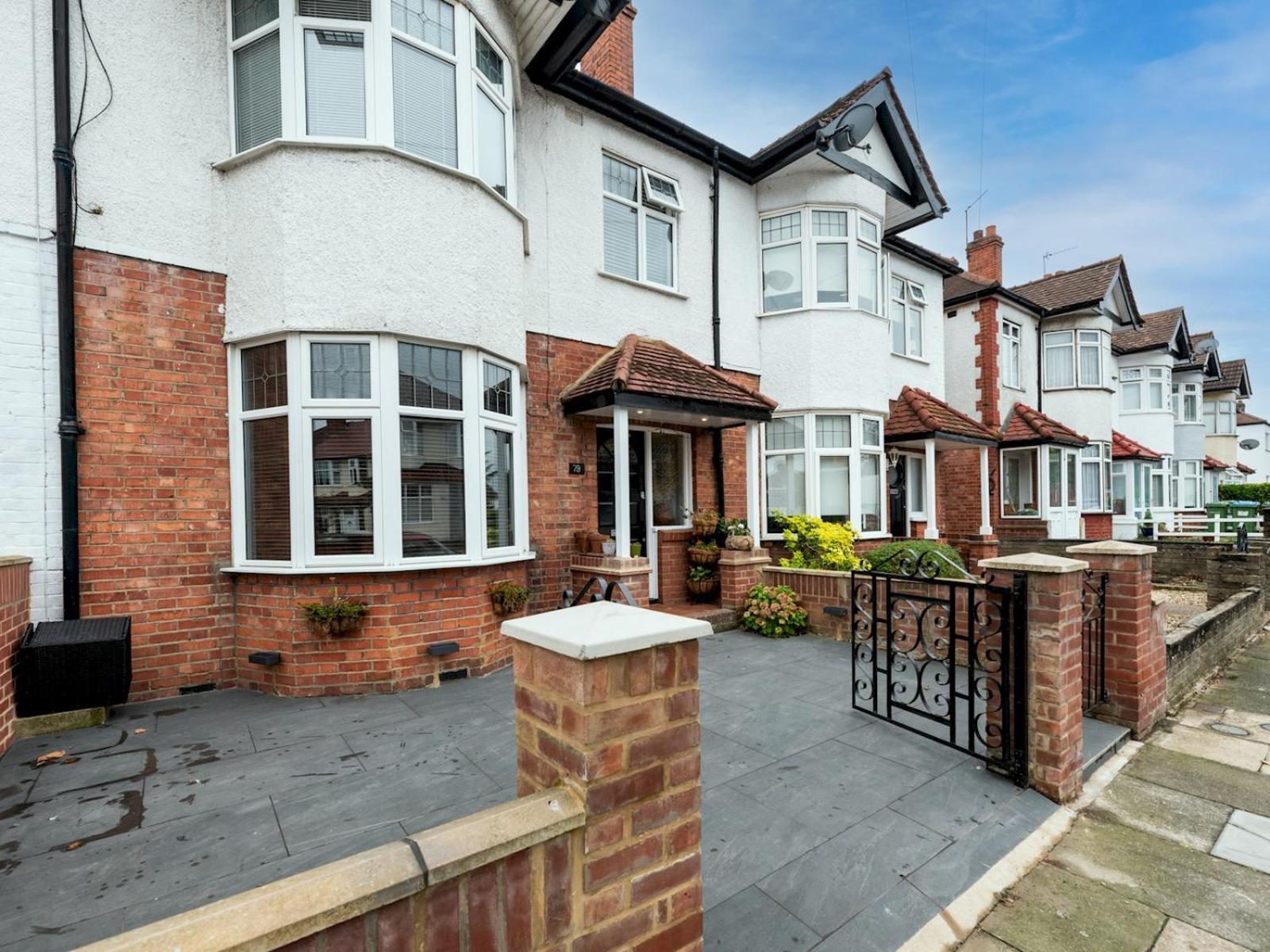 Ferienhaus Spacious 4-bed House Direct Link To Pass The Keys London