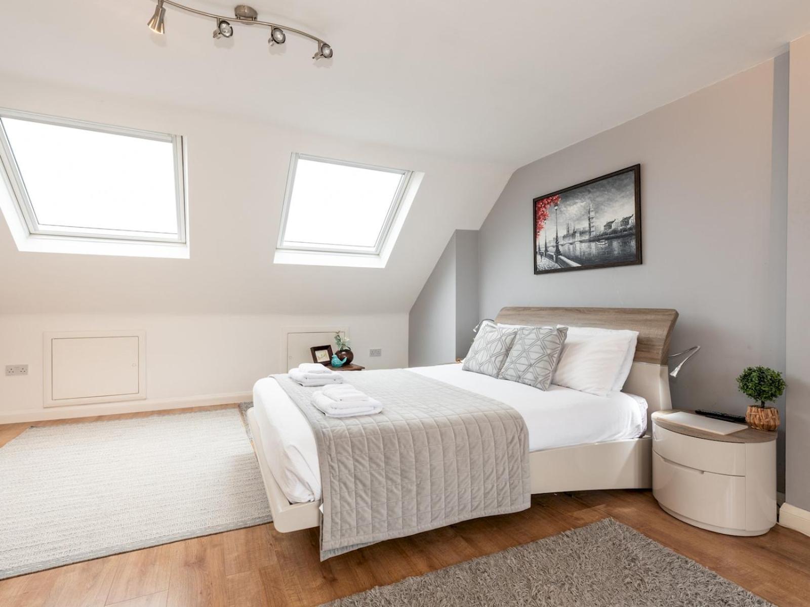 Ferienhaus Spacious 4-bed House Direct Link To Pass The Keys London