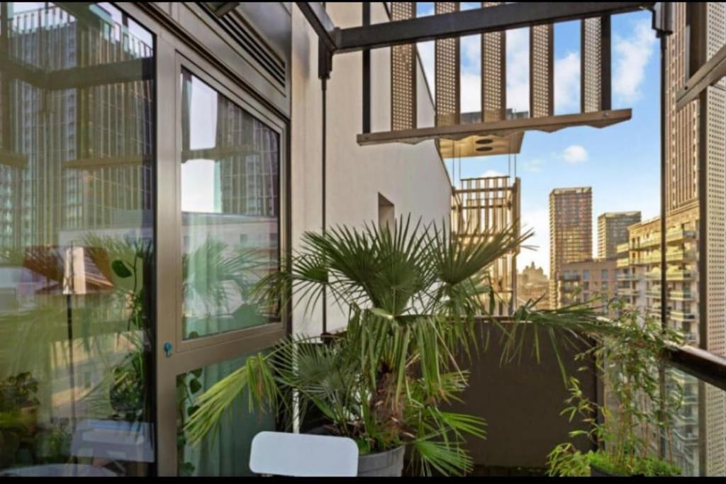Large One Bedroom With Balcony * Londen