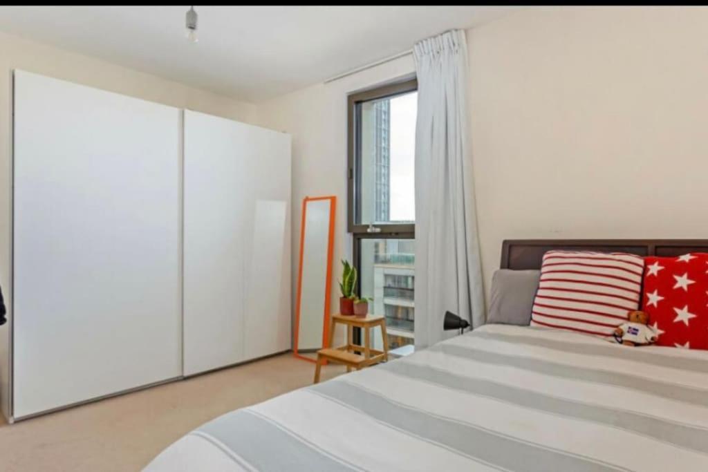 Large One Bedroom With Balcony Londen