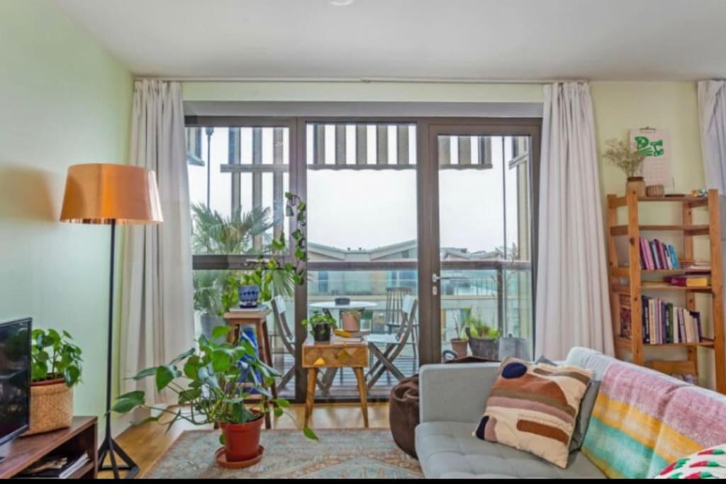 Large One Bedroom With Balcony Londen