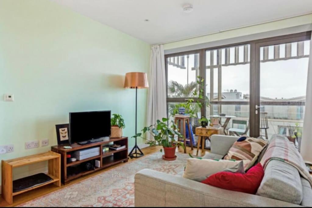 Large One Bedroom With Balcony * Londen