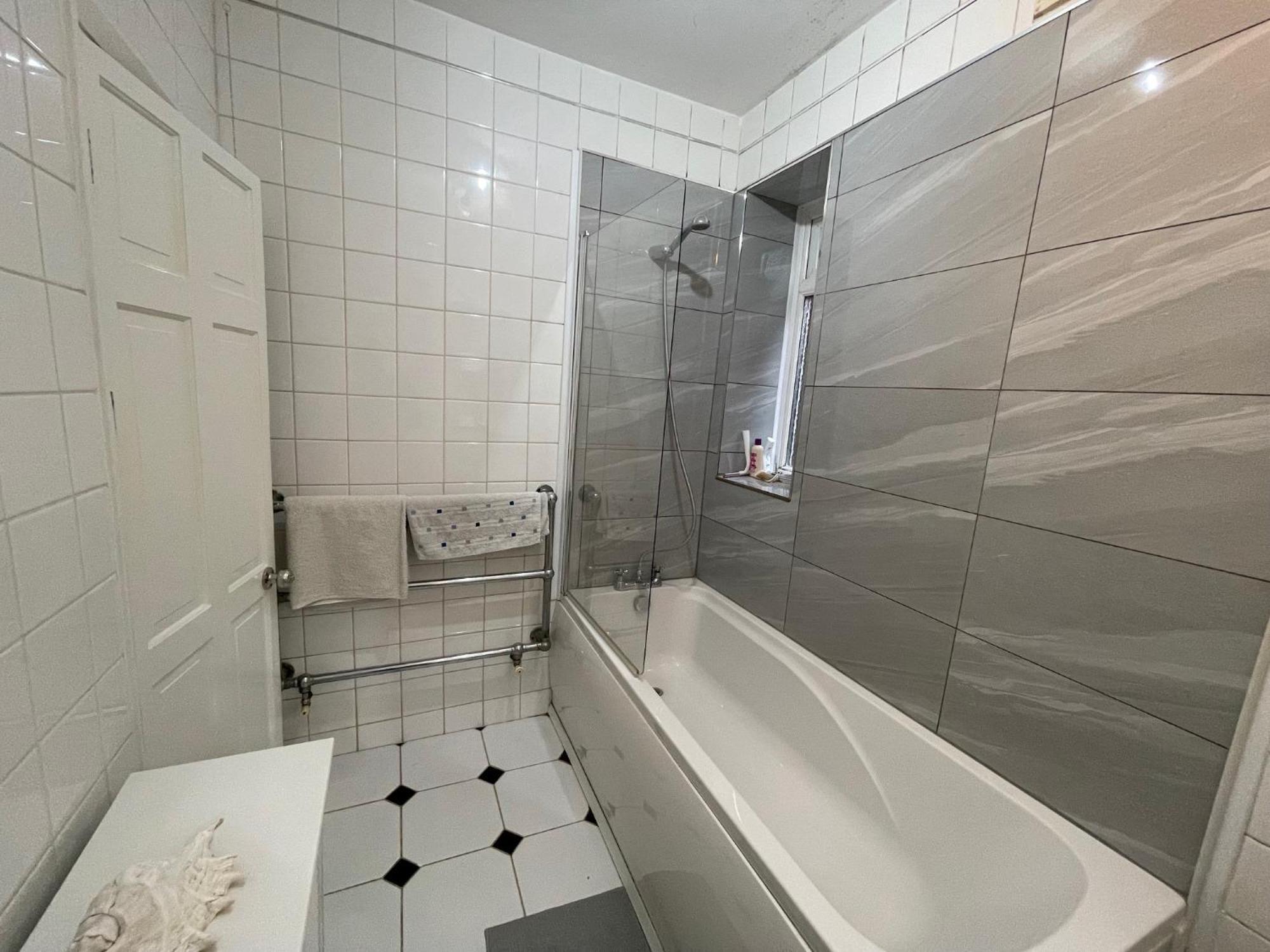 Large Double Bedroom 10 Minutes To Pensión