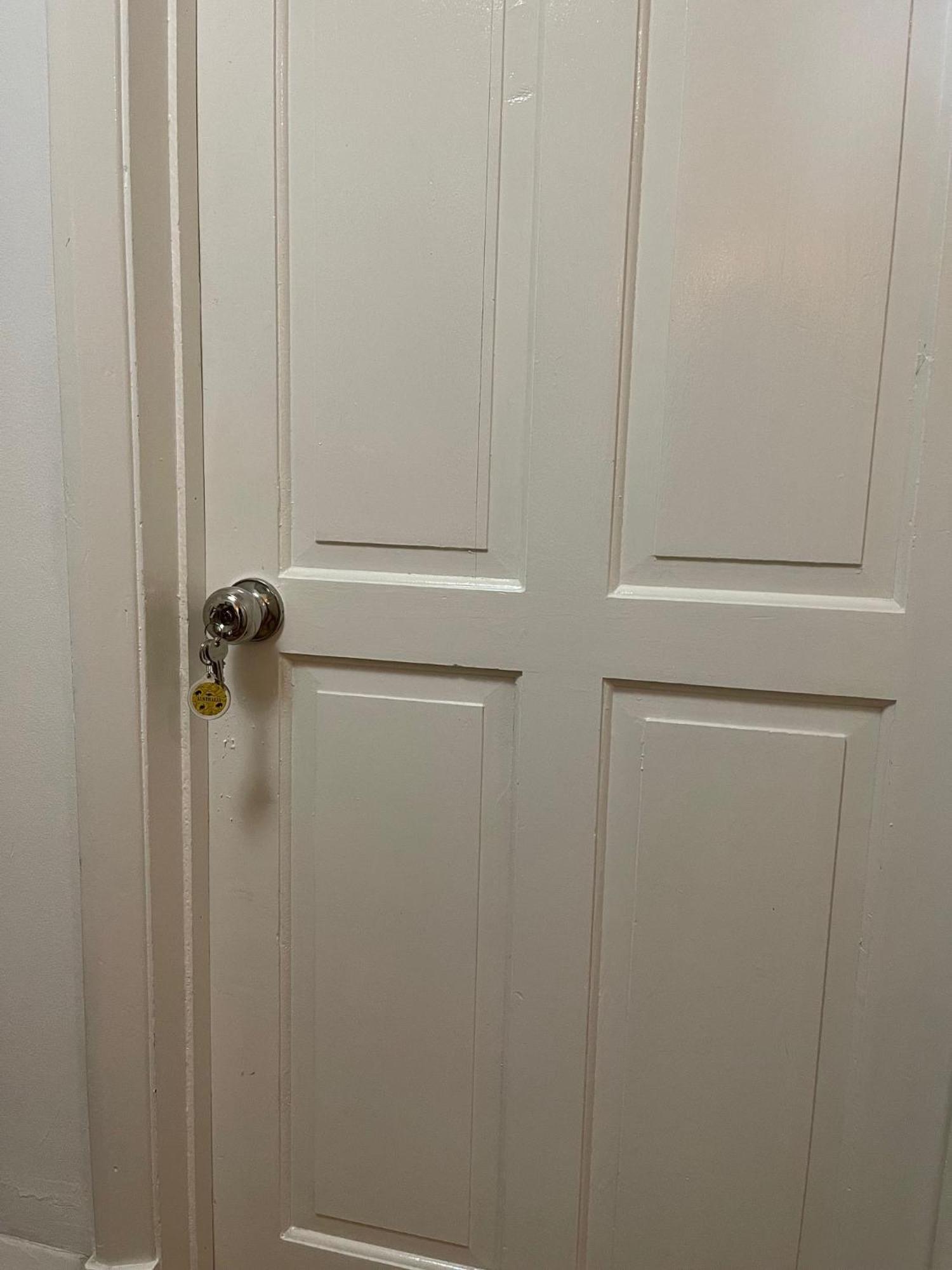 Large Double Bedroom 10 Minutes To Pensión *