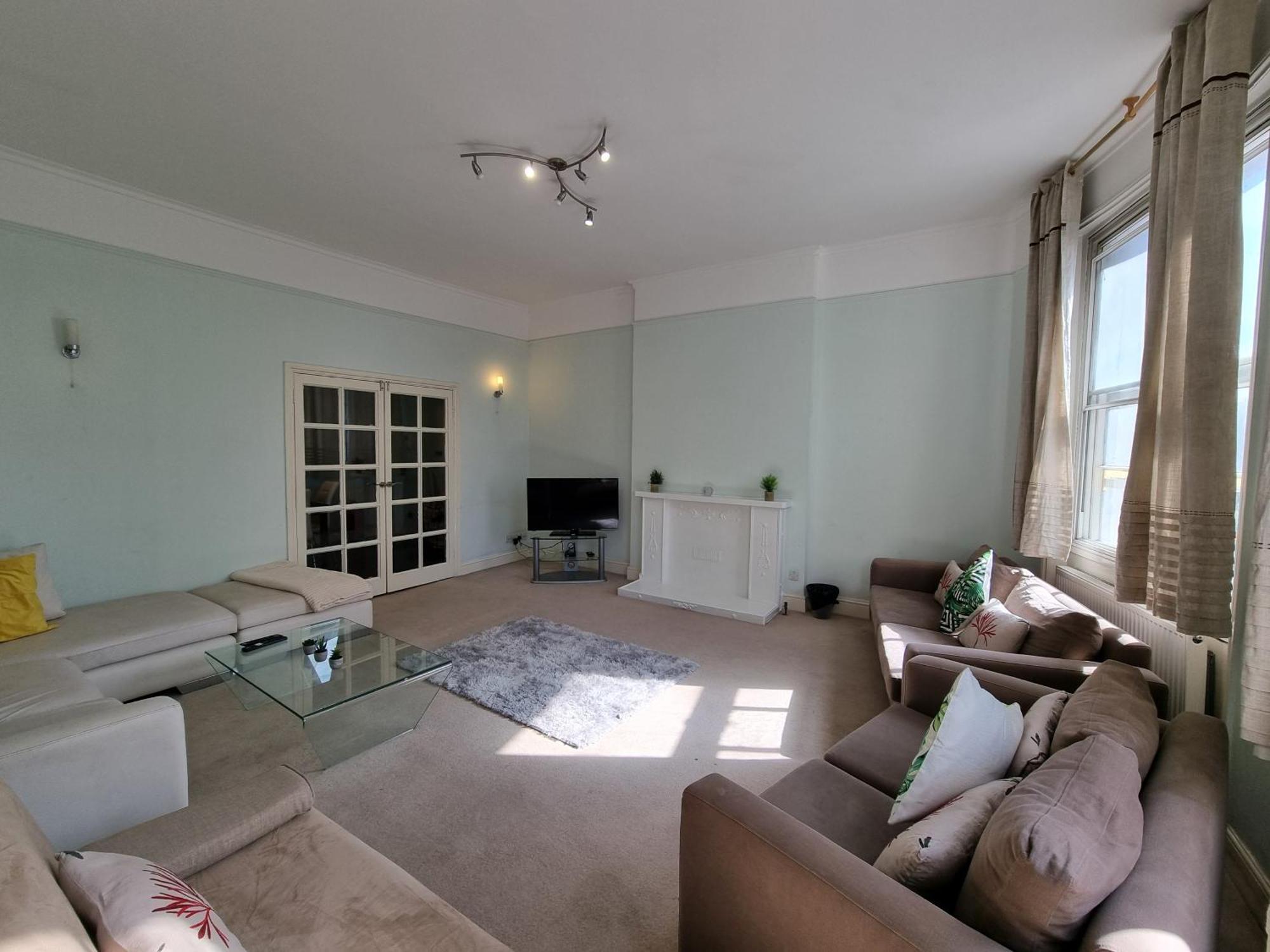 Budget Spacious Flat Fits 5 People In W2 * London