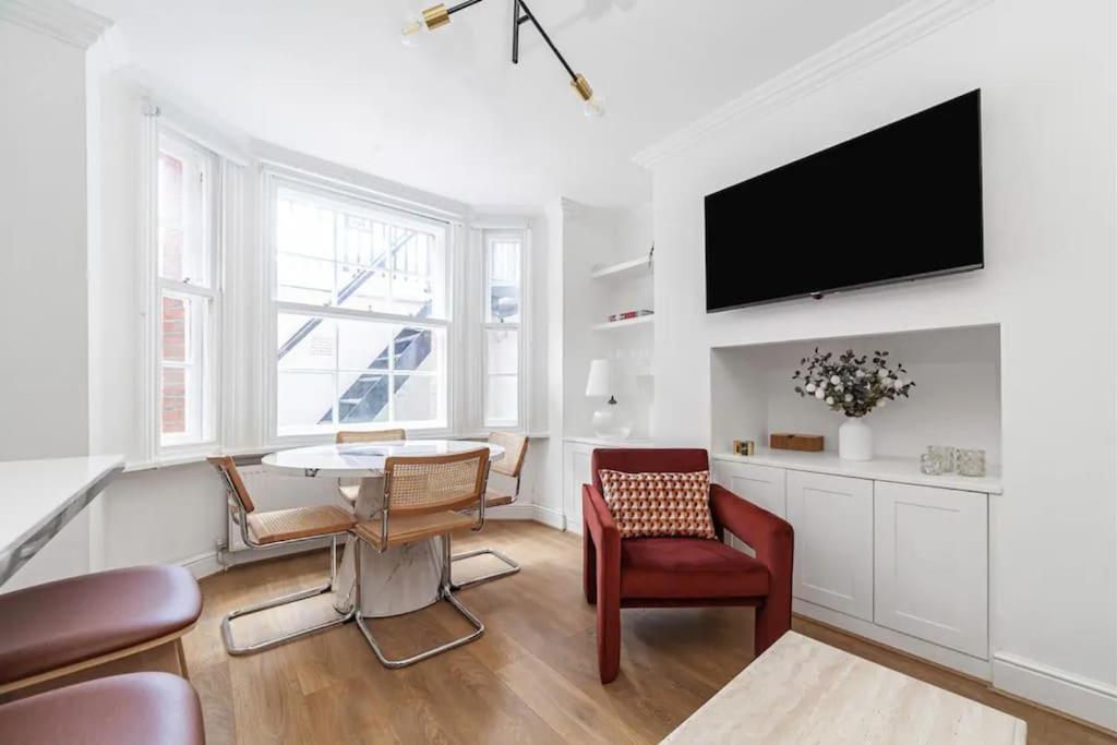Chic Chelsea Steps From Kings Road *