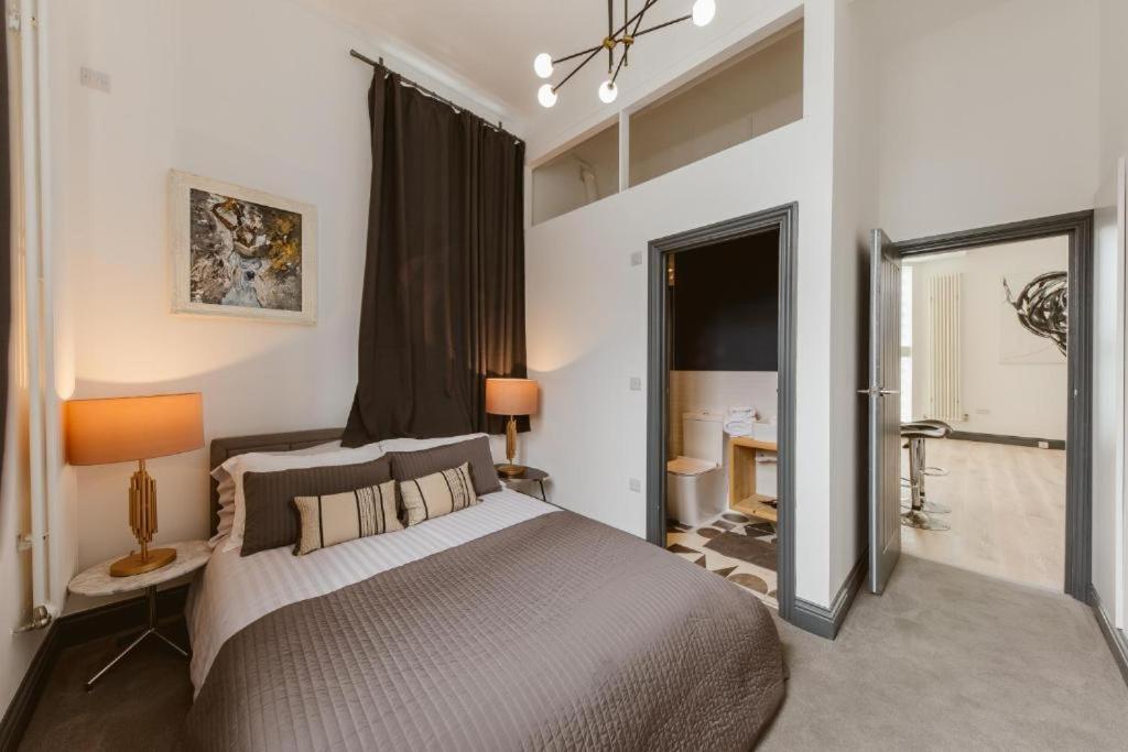 3 Bed Warehouse In Chiswick Appartement *