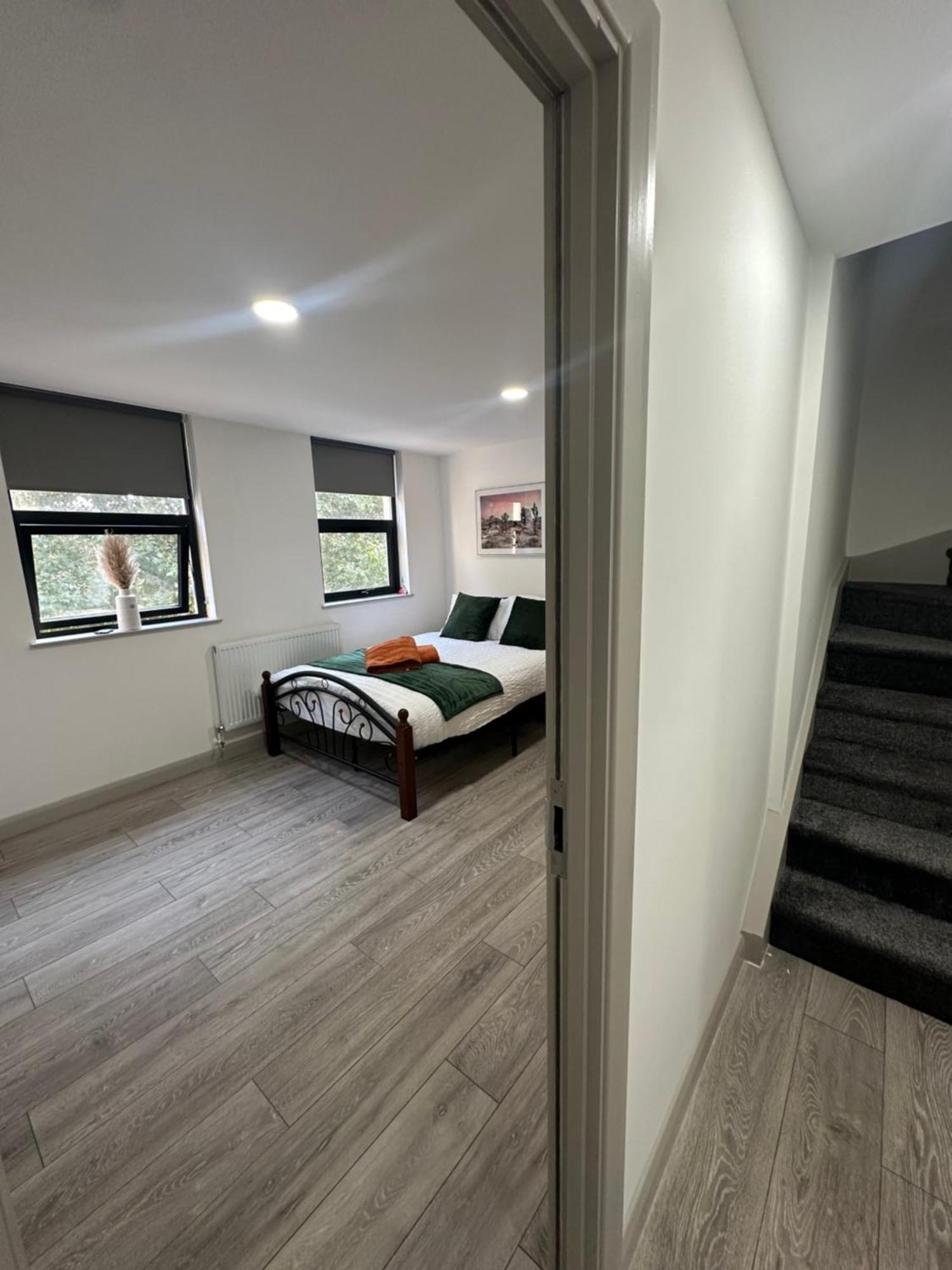 Modern 3 Bedroom With 2 Bathroom In Londres