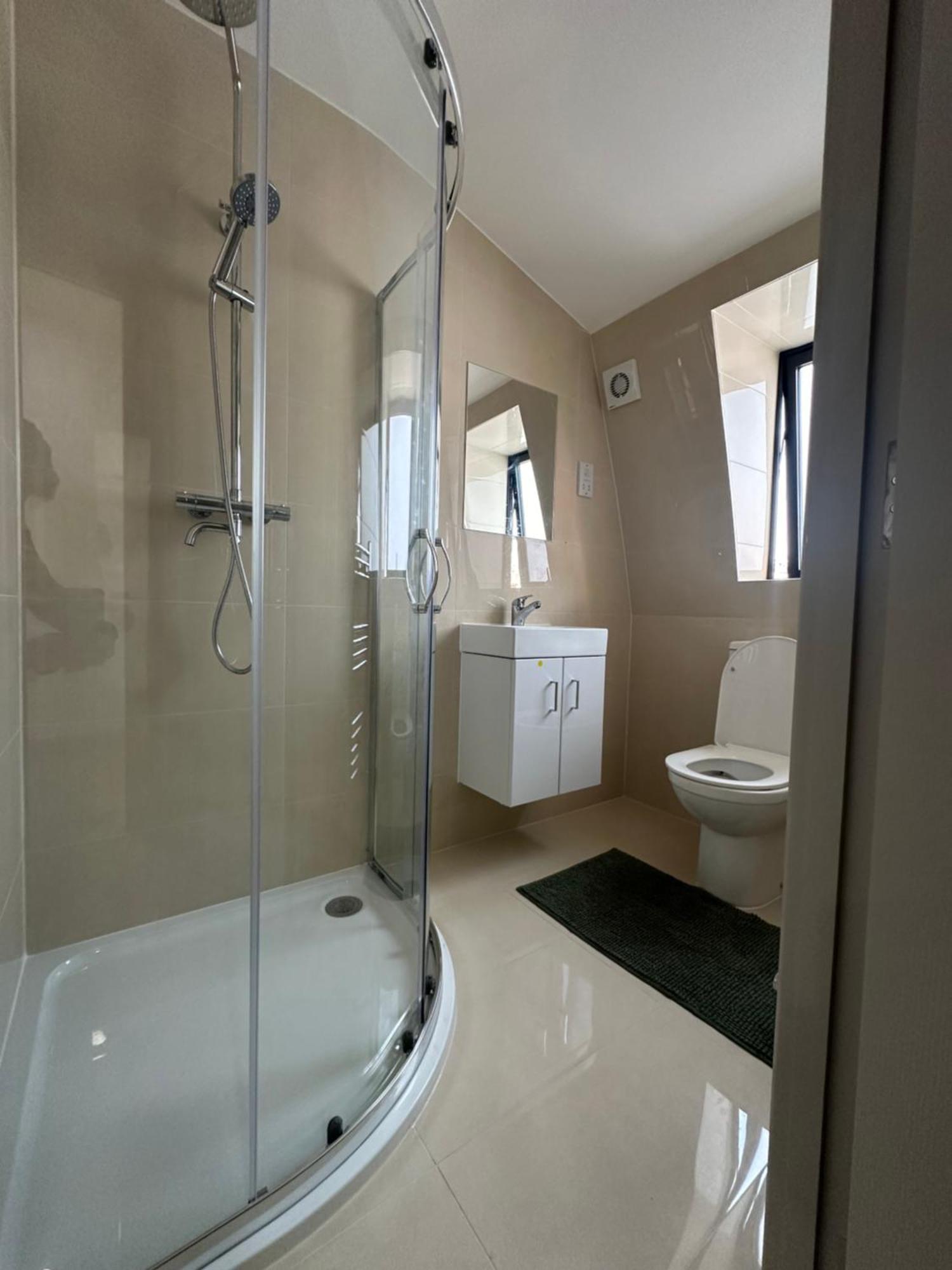 Apartamento Modern 3 Bedroom With 2 Bathroom In Londres