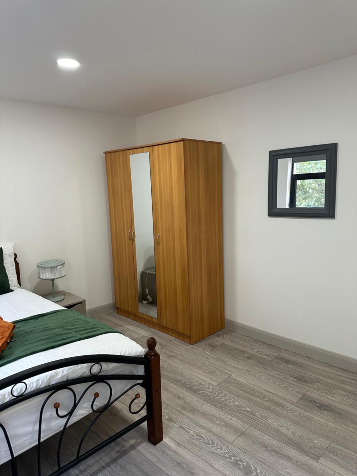 Modern 3 Bedroom With 2 Bathroom In Londres