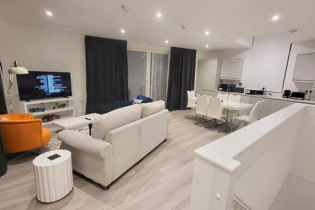 Appartement Modern 3 Bedroom House With Balconies & Parking