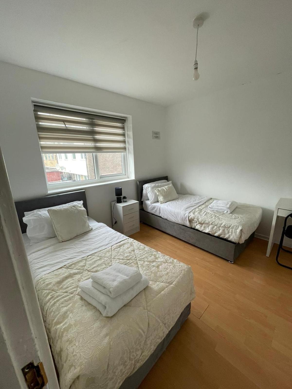 Lovely Spacious 3 Bedroom House With Sofa Bed, 30 Minutes From * London