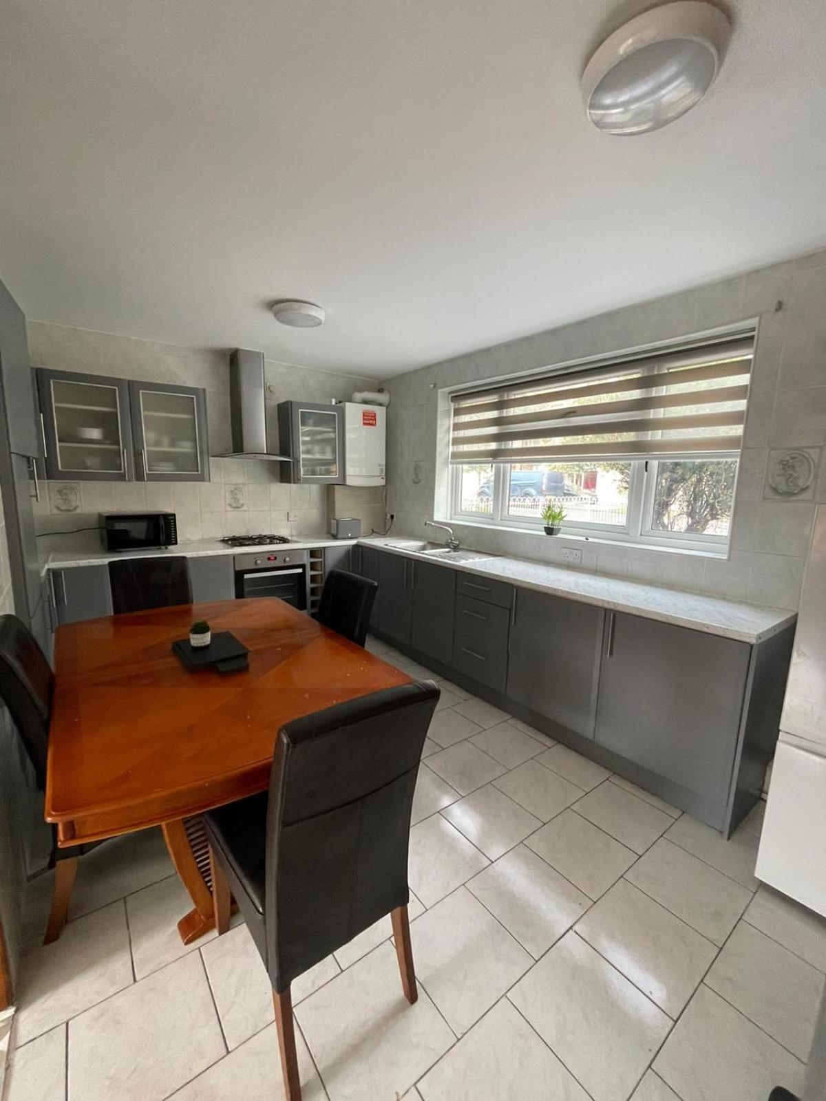 Ferienhaus Lovely Spacious 3 Bedroom House With Sofa Bed, 30 Minutes From *