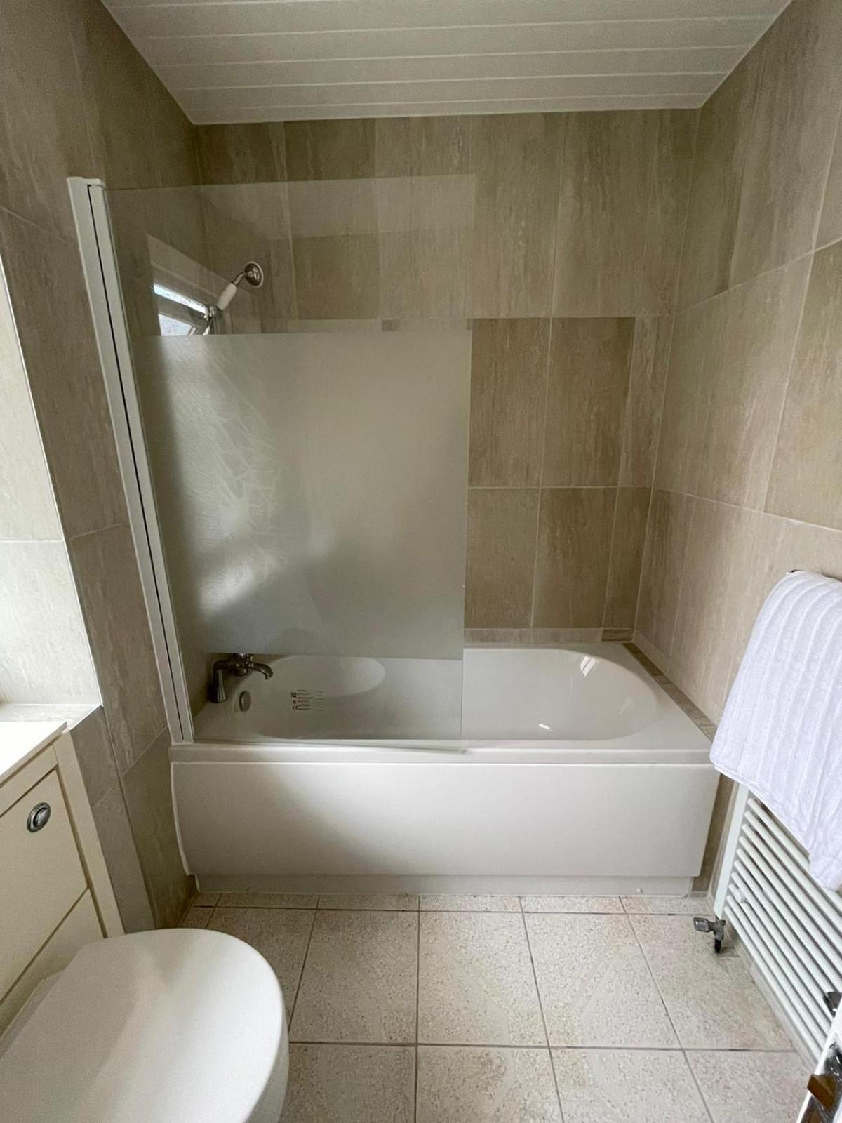 Lovely Spacious 3 Bedroom House With Sofa Bed, 30 Minutes From *