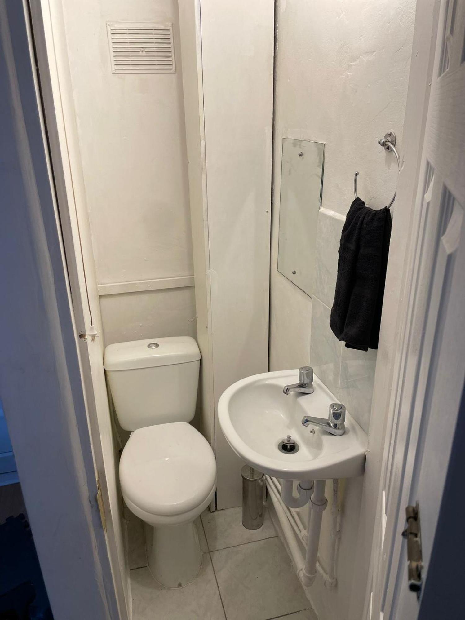 Lovely Spacious 3 Bedroom House With Sofa Bed, 30 Minutes From London
