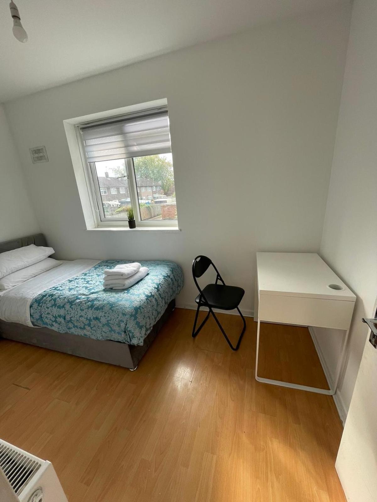 Lovely Spacious 3 Bedroom House With Sofa Bed, 30 Minutes From * London